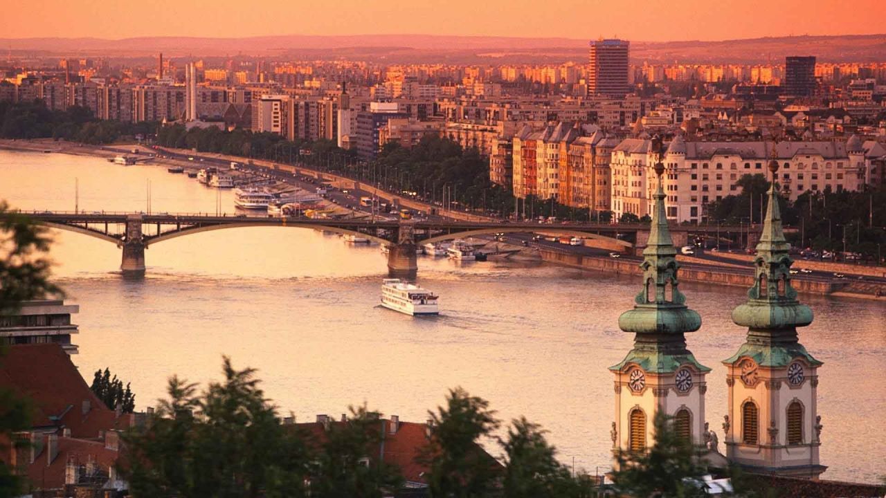 Helikopteres Sétarepülés a Naplementében Budapest felett Helikopteres Sétarepülés a Naplementében Budapest felett